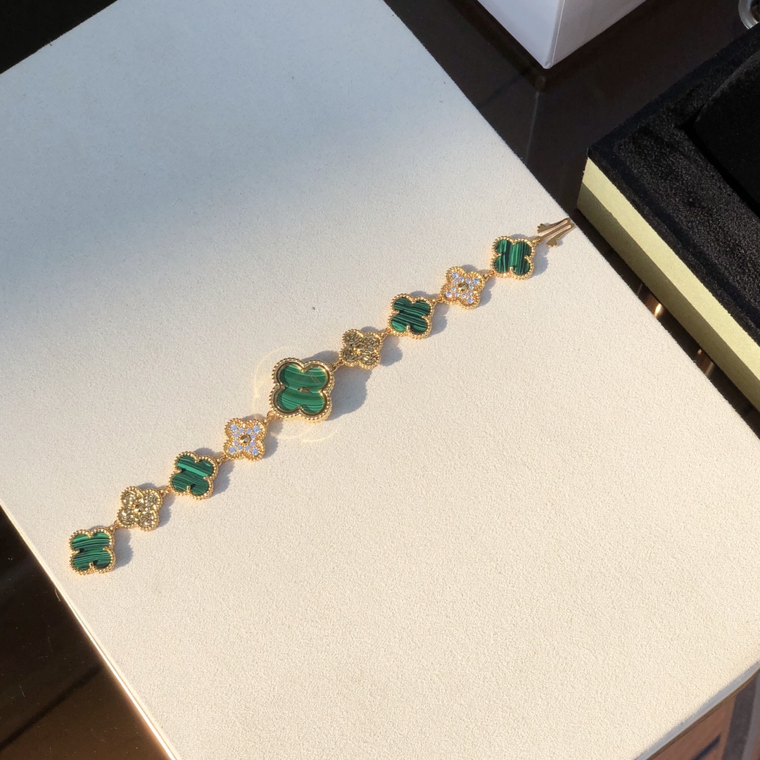 Van Cleef & Arpels - Style Alhambra Luxury Bracelet Watch, 25mm Gold - Toned Case, Quartz Movement, Clover - Motif Bracelet Strap