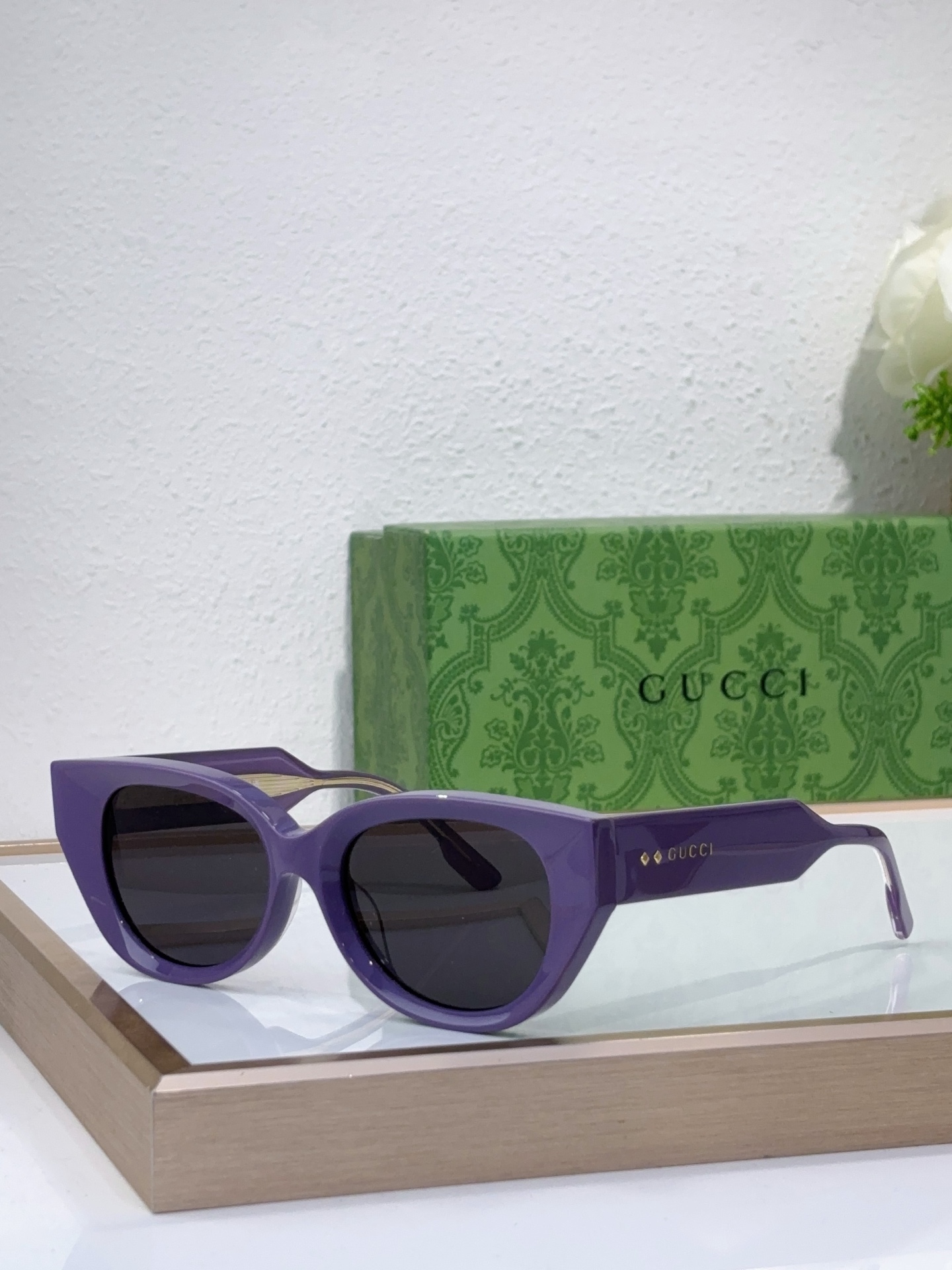 Gucci Cat - Eye Sunglasses in Purple Acetate with Gold - Tone Temple Detailing