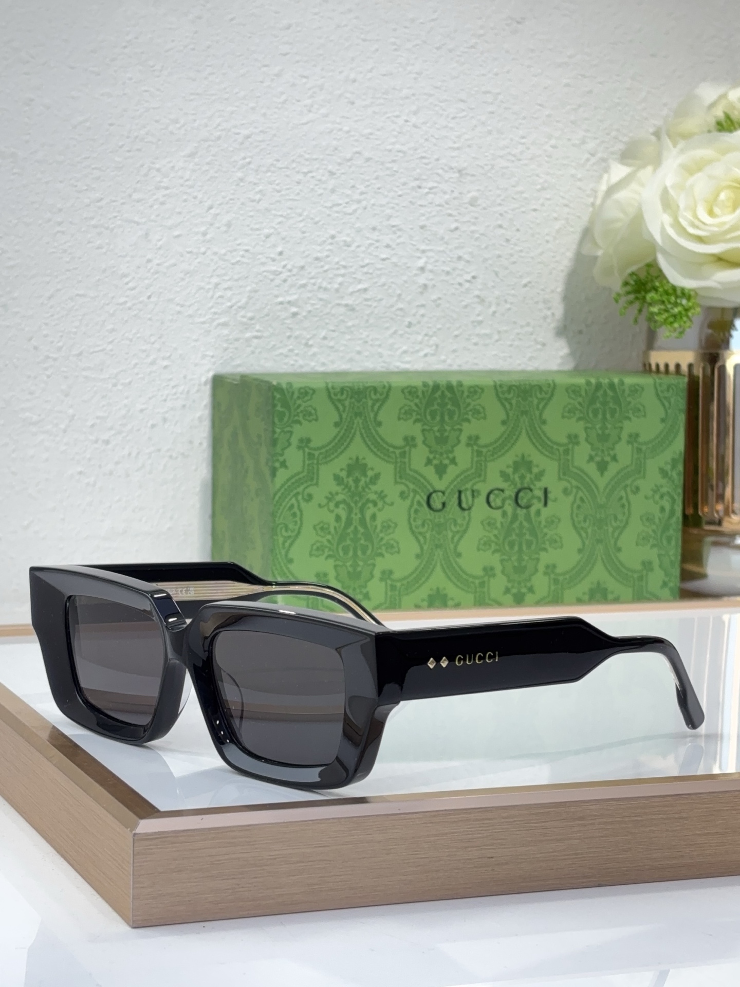 Gucci Square - Frame Sunglasses with Gold - Tone Temple Detailing