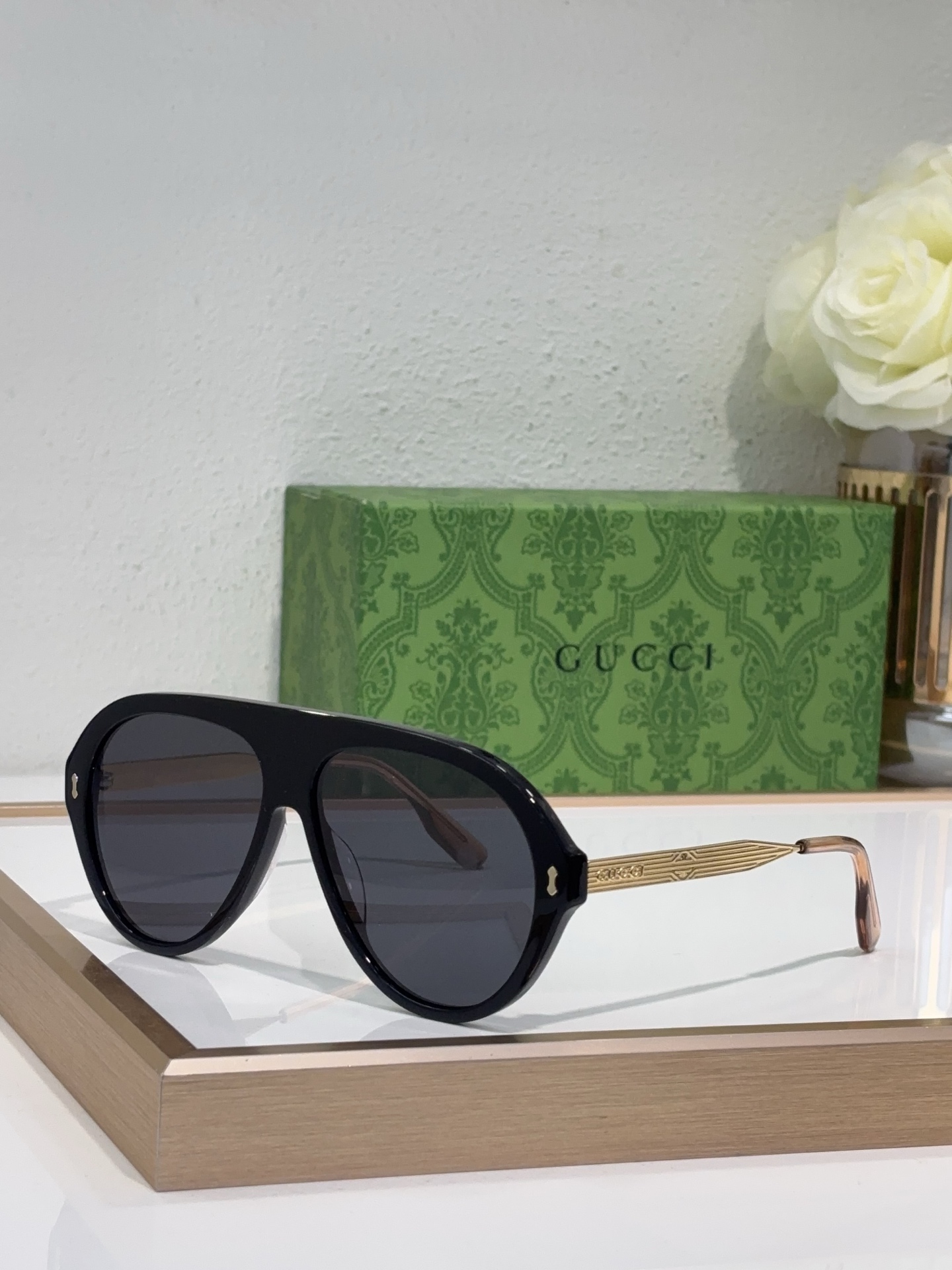 Gucci Aviator - Style Sunglasses with Gold - Toned Temple Detailing
